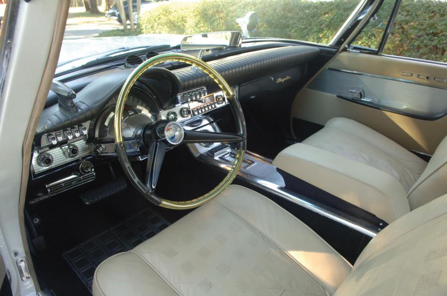 Интерьер Chrysler 300G Hardtop Coupe (842) 1961 года  (фото 19 из 43)